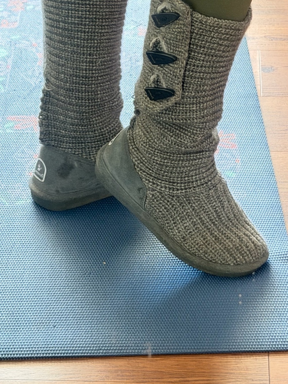 Bearpaw Olive-Grey Knit Pull-On Boots with Button Accents Size 7